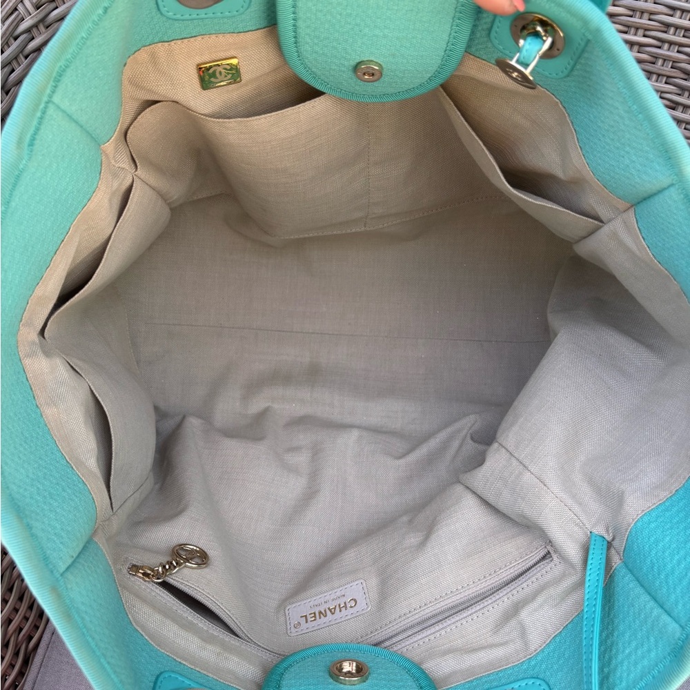 Authentic CHANEL 2025 Deauville Large Turquoise blue excellent condition - Picture 13 of 13